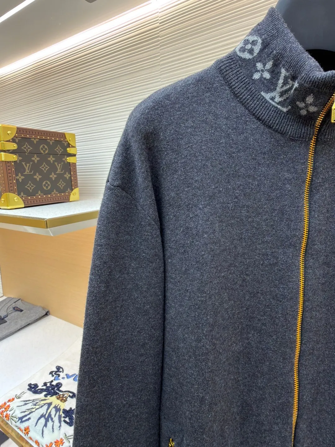 LOUIS VUITTON Wool knitted printed stand collar long sleeves ●Original version: purchased and developed by 16288 ●Item number: 1681616-C05 ●Fabric: wool blended fabric ●Technology: knitted ●Color: gray ●Version: fitted version ●Weight: about 665 grams ●Size: S-M-L-XL ●Description: Made of selected wool blended fabric, it feels soft and delicate and has good warmth retention. After special washing process, it presents a unique aged texture and soft color. The three-dimensional tailoring fits the body shape, and the stand-up collar design with smooth zipper closure makes it neat and stylish to wear. The collar and cuffs are decorated with the brand's iconic Monogram jacquard pattern, with exquisite details that highlight the brand's identity. The body of the garment adopts flat-turn open-stitching technology, the stitches are even and flat, and the lines are clear and smooth. The pockets on both sides are designed to be practical and beautiful, and the edges are reinforced to ensure durability. The ribbed design on the hem and cuffs is both windproof and warm and can modify your figure. The entire jacket embodies Louis Vuitton's ultimate pursuit of quality and craftsmanship from fabric selection, tailoring to detail processing. It not only retains the elegant style of classic items, but also incorporates modern design language, making it suitable for various occasions and showing a low-key and luxurious fashion attitude. The overall wiring is straight and delicate, the fabric is comfortable and soft, and the color is consistent without color difference. It can be matched with the same style to create a fashionable look and control various occasions. Customized accessories, complete with three standards, same style for men and women!
